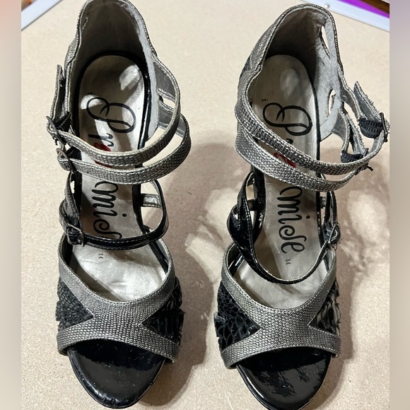 Promise Shoes Women’s Platform Heels. Black and Pewter Snakeskin design. - Picture 4 of 10